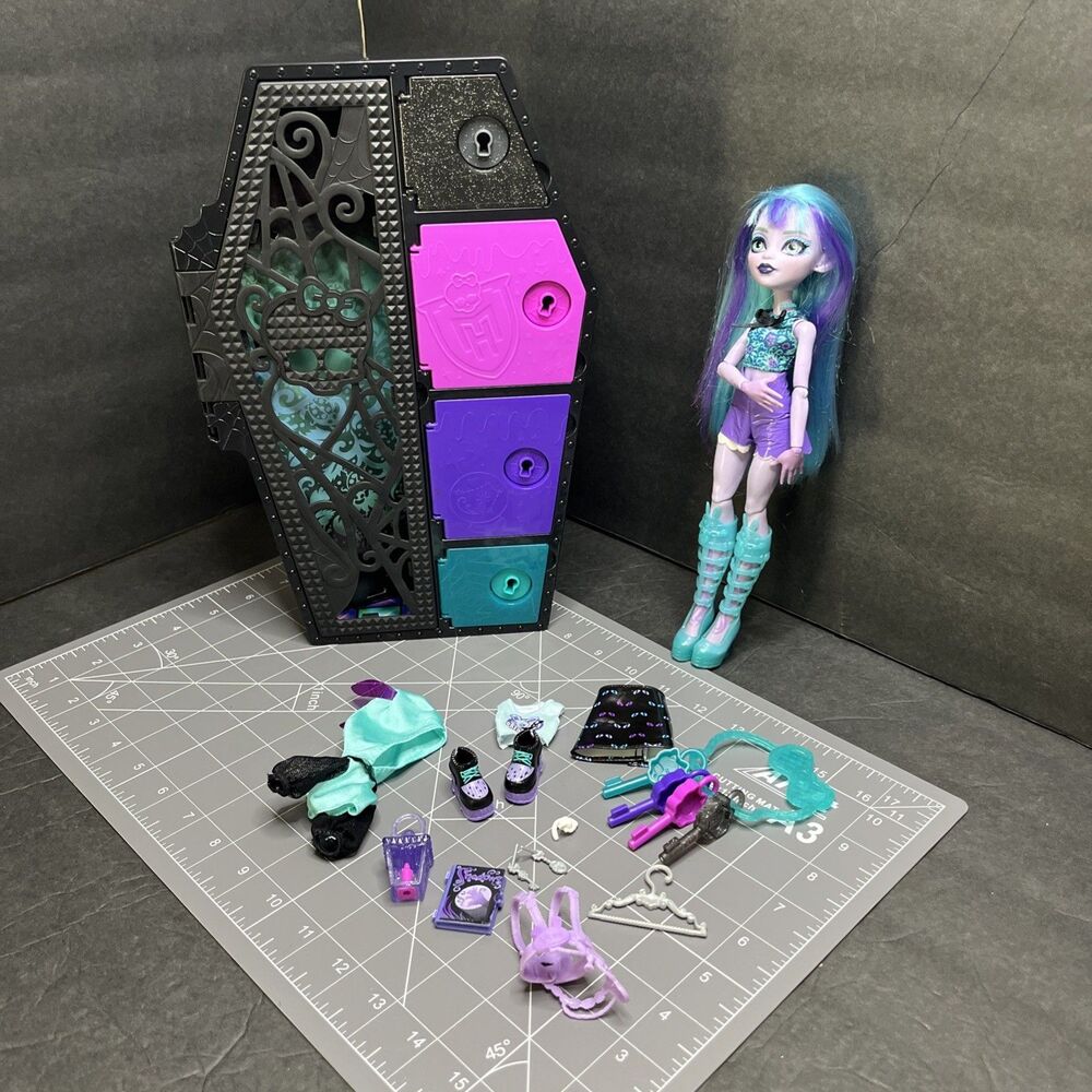 Monster High G3 Skulltimate Secrets Neon Frights Twyla Boogeyman
